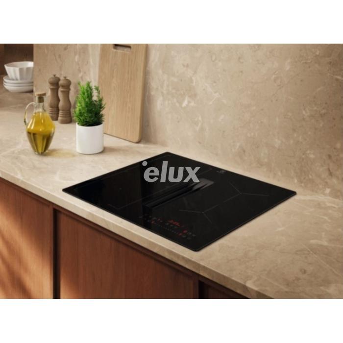 Варочная панель Electrolux с вытяжкой, 4 индукционные панели, 58 см, 630 м³/ч, 66 дБ, скошенные края, черный цвет.
